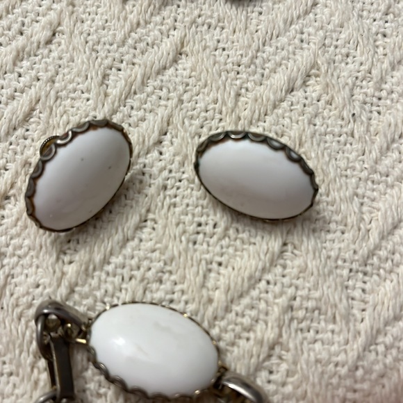 Vintage White Bead choker Necklace, clip on earrings and bracelet set - Picture 4 of 5